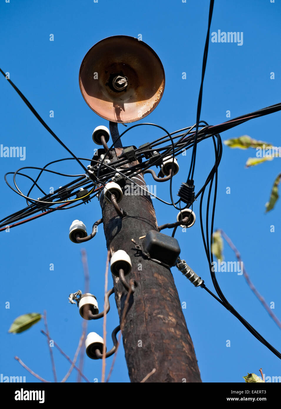 In legno palo del telegrafo con la vecchia strada lampada closeup sul cielo blu sullo sfondo Foto Stock