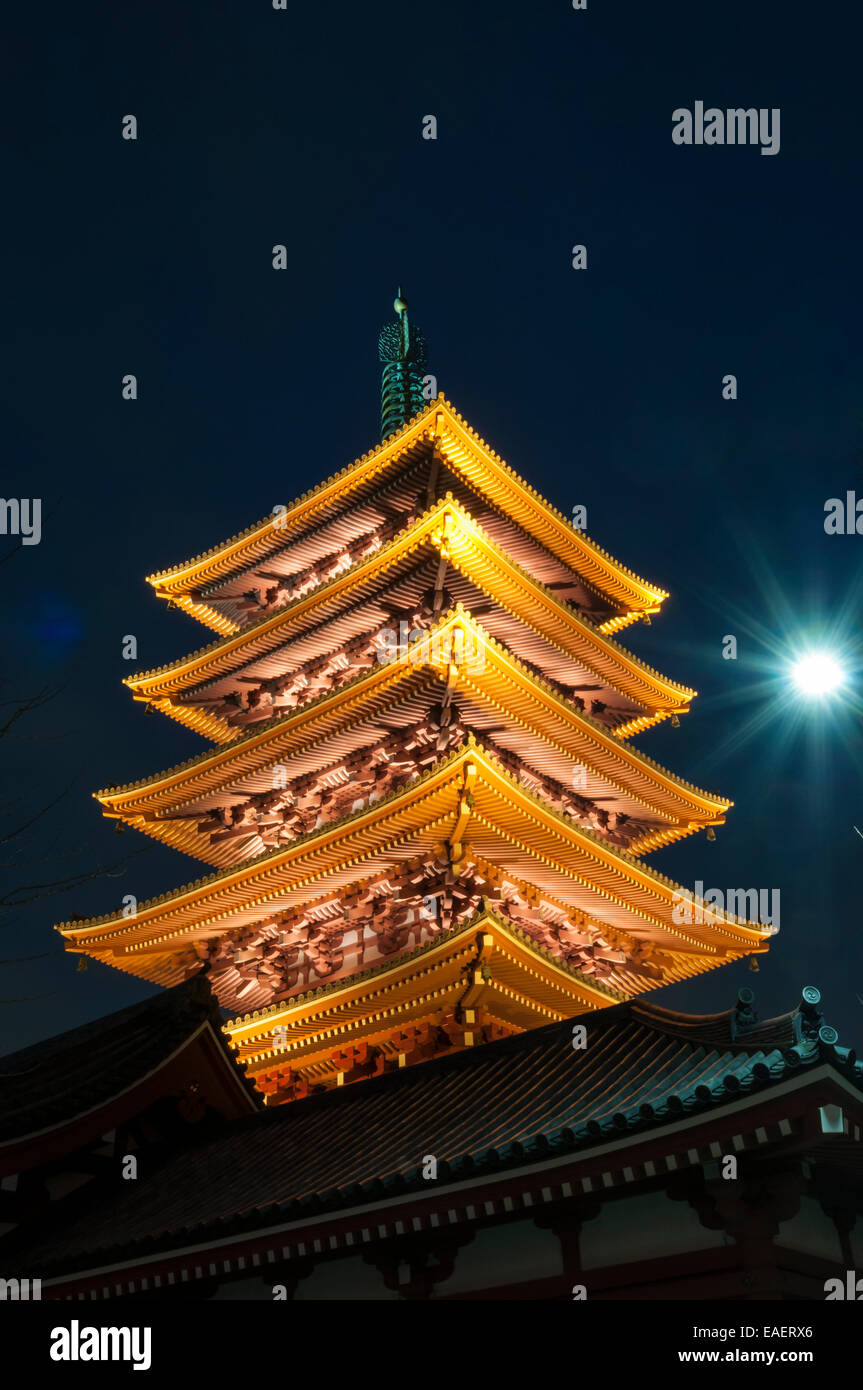 Senso-ji tempio buddista, a pagoda, di notte, Asakusa, Tokyo, Giappone Foto Stock