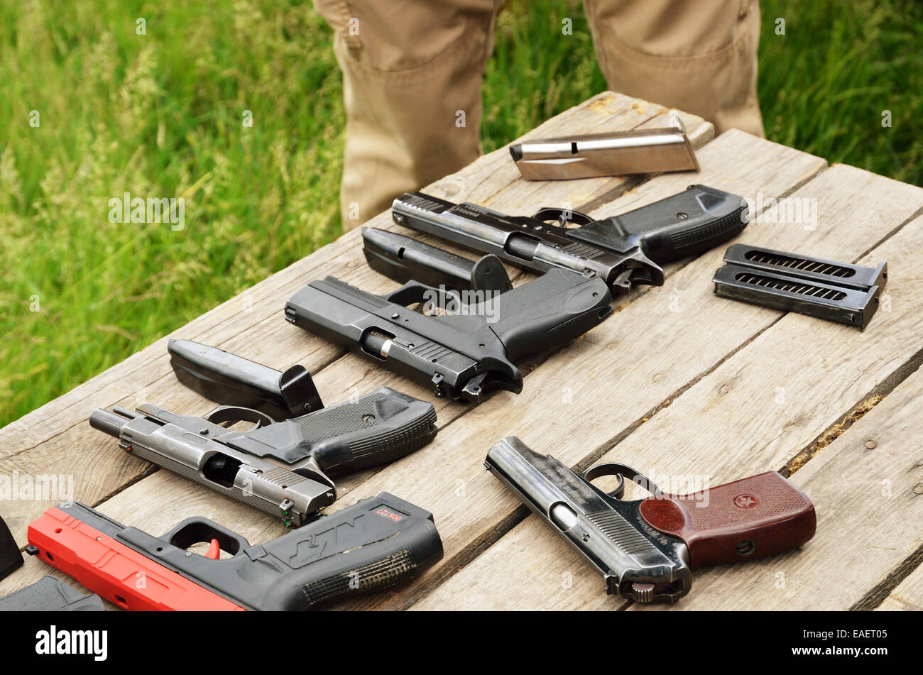 Pistole portatili sul tavolo Foto Stock