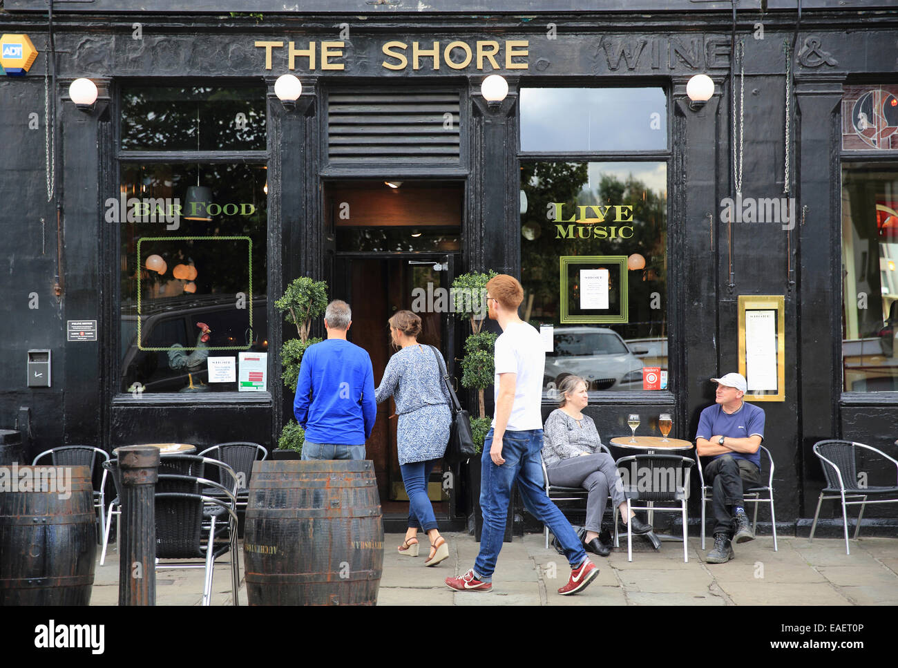 I clienti presso la riva bar in riva area di Leith, lungo il porto di Leith river, a Edimburgo, Scozia, Regno Unito Foto Stock