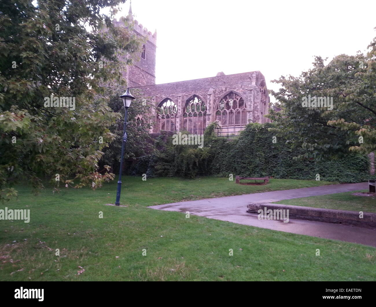 Centro di Bristol ha bombardato la chiesa si affaccia su Avon dove magazzini originale ora convertito. Foto Stock