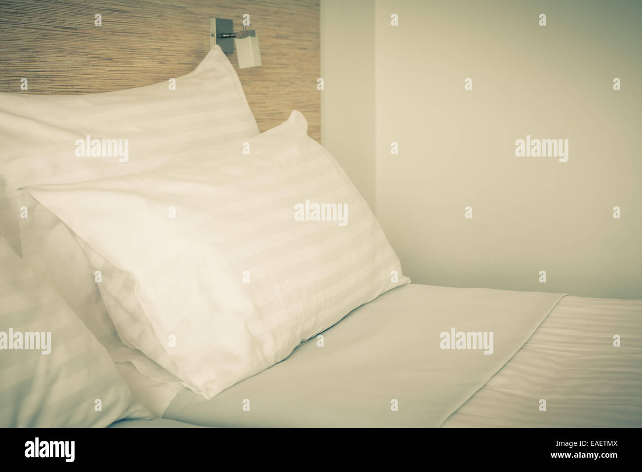 Preparato di fresco letto, scena in camera d'albergo. Orizzontale filtrato retrò tiro Foto Stock