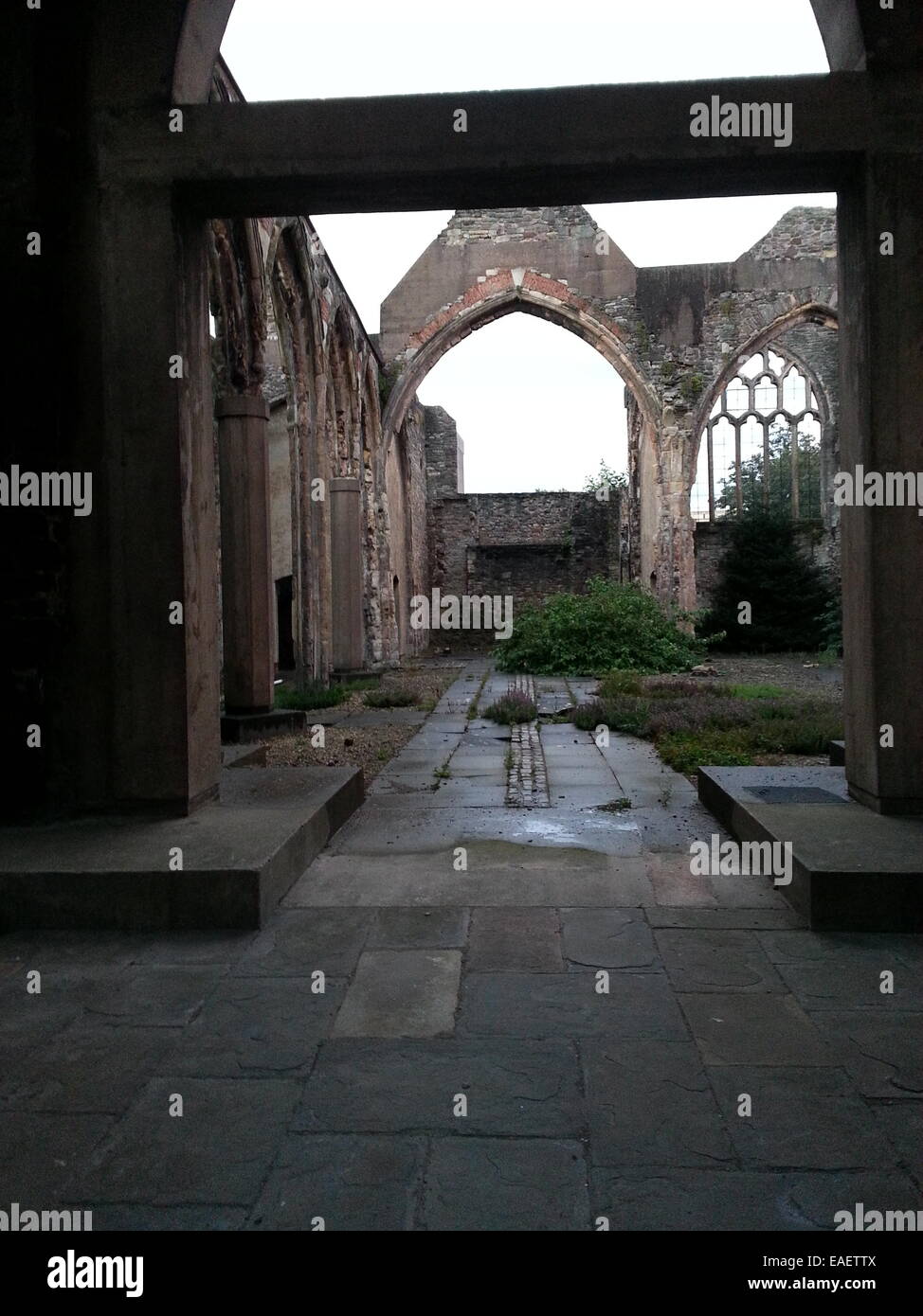 Centro di Bristol ha bombardato la chiesa si affaccia sul Fiume Avon e magazzini originale ora convertiti in attraente riverside appartamenti Foto Stock