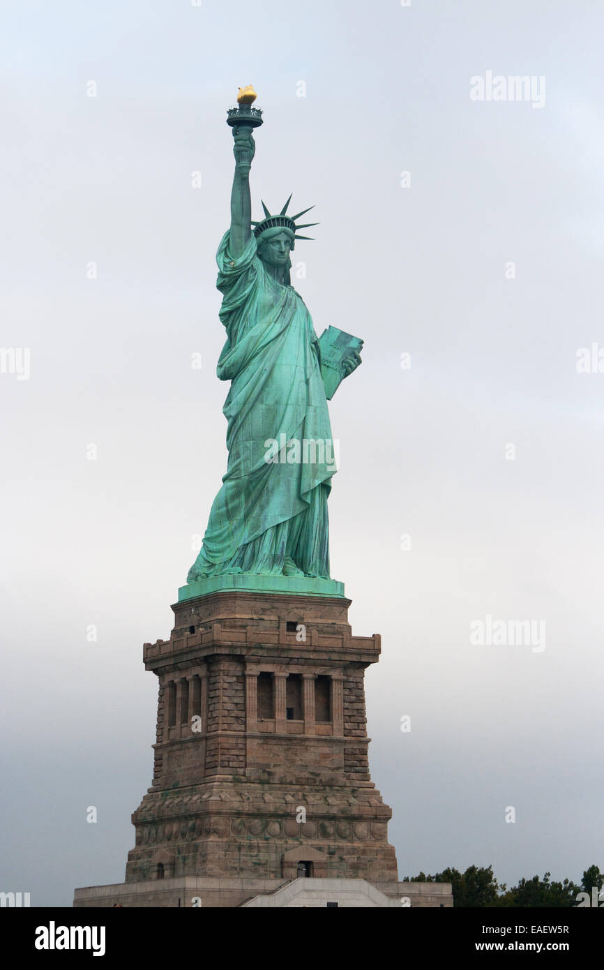 Freiheitsstatue Statua della Libertà New York Manhattan STATI UNITI D'AMERICA Architektur Wahrzeichen Beruehmt Amerika Attraktion corona Fackel Krone Foto Stock