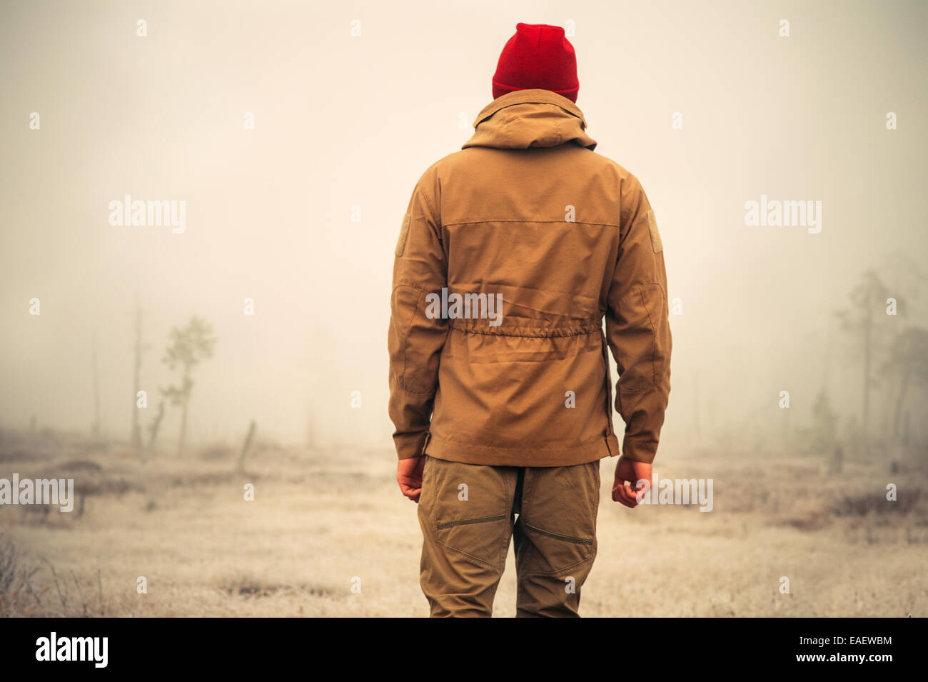 Giovane uomo in piedi da solo all'aperto con foggy scandinavo sulla natura di sfondo dello stile di vita di viaggio e malinconia emozioni concetto f Foto Stock
