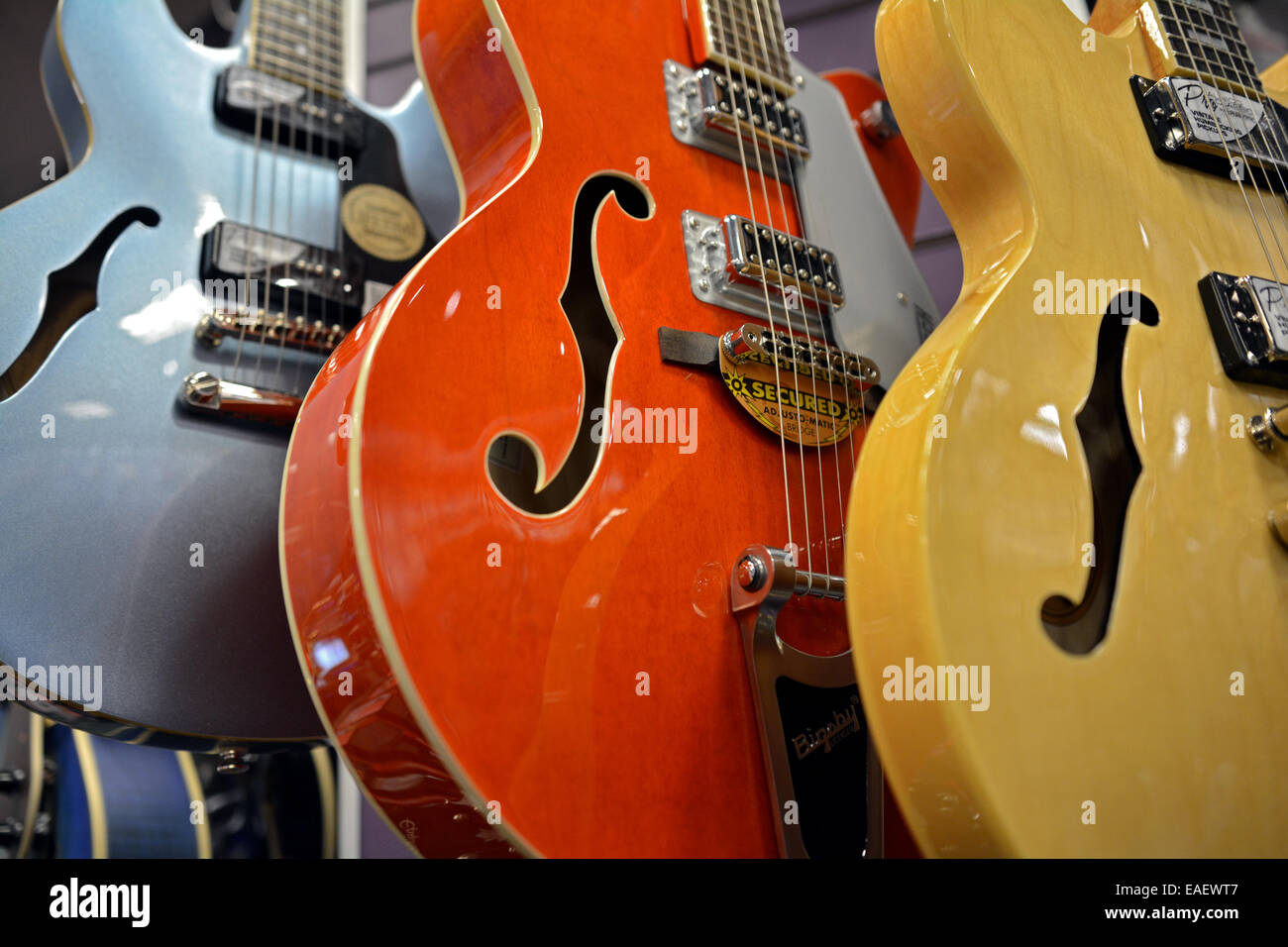 3 nuovo corpo cavo Epiphone chitarre in vendita presso il centro di chitarra sulla West 14th Street a Manhattan, New York City Foto Stock