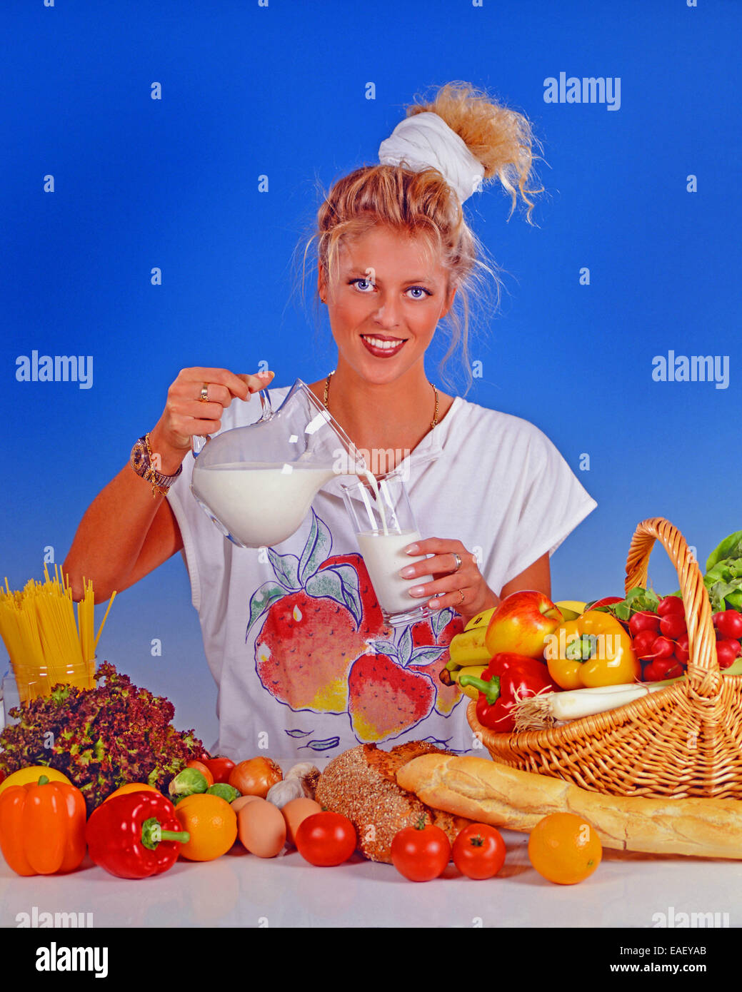 Donna bere latte a colazione Foto Stock
