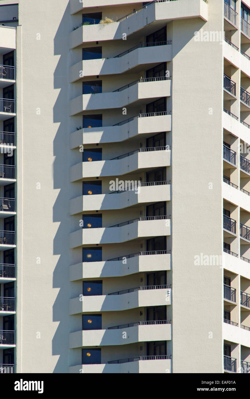 Abstract architettura: un modello geometrico è creato da punti di luce e ombre del patio esterni di un edificio in cemento. Foto Stock