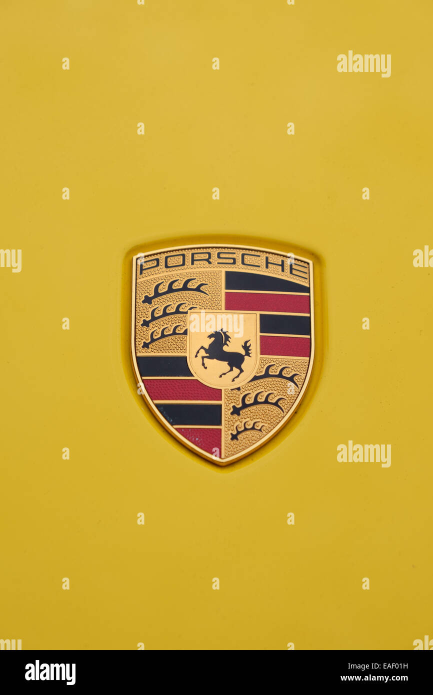 Porsche logo sul corpo di lavoro di un giallo Porsche auto Foto Stock