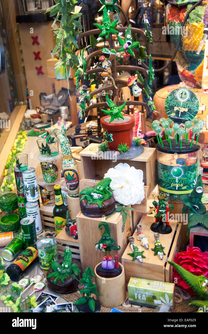 Un negozio display con la marijuana souvenir e gadget in Amsterdam, Olanda Foto Stock