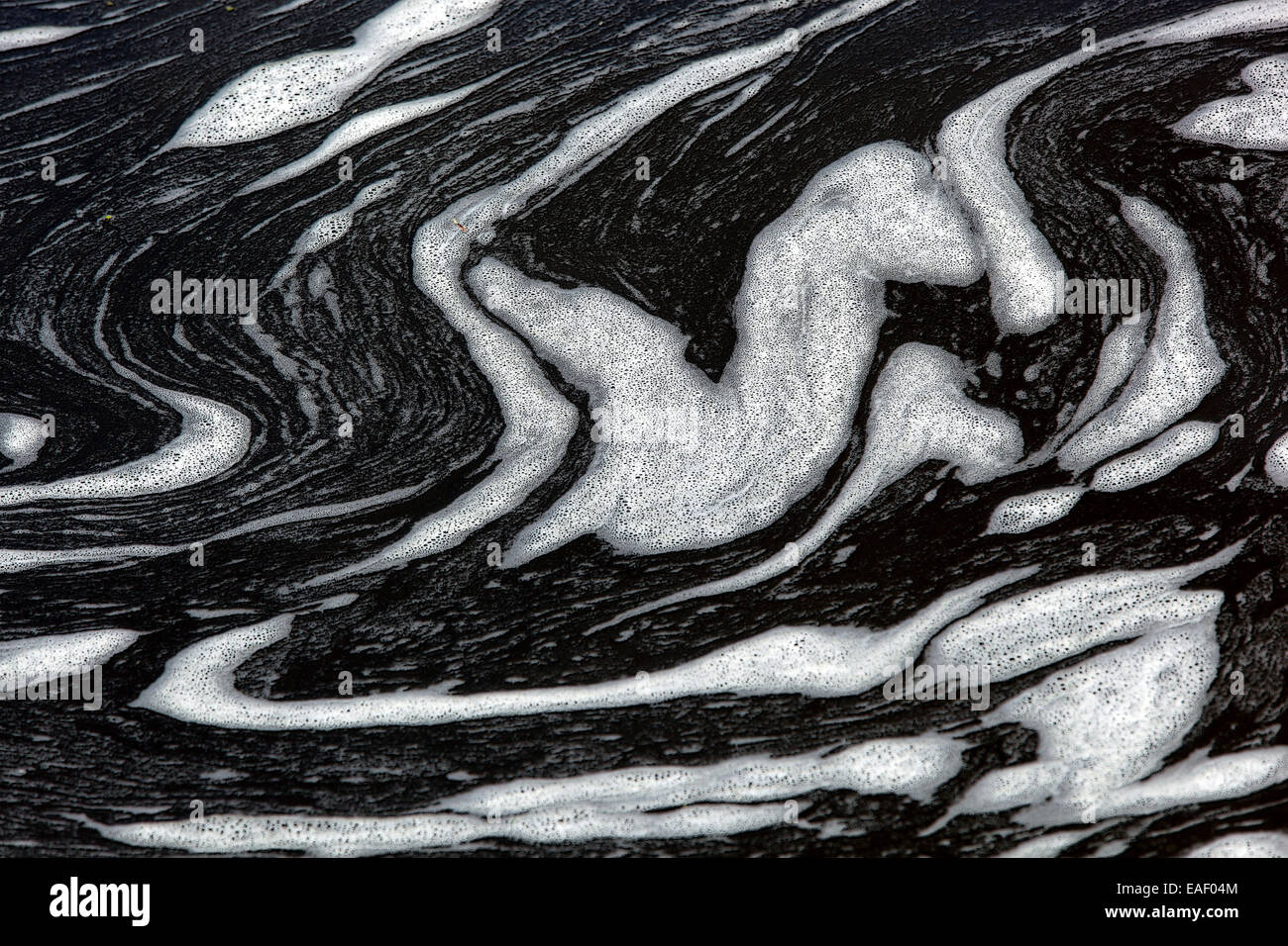 Acqua astratta superficie la schiuma a livello del fiume formando ornamenti decorativi e motivi, flusso astratto di fondo Foto Stock