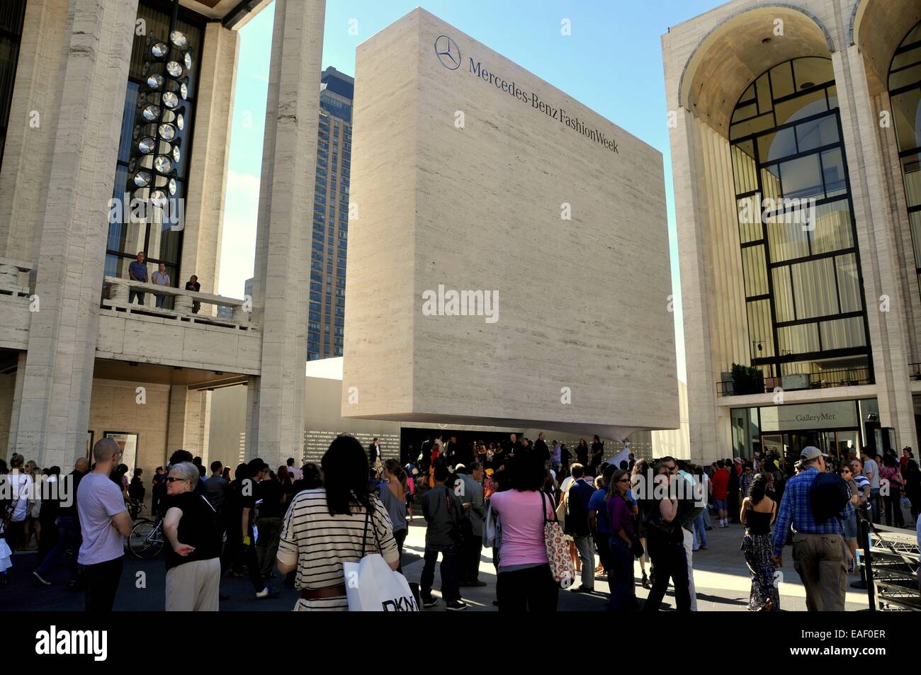 NYC: folle fresatura nella plaza di fronte alla Mercedes Benz Fashion Week la costruzione presso il Lincoln Center per le Arti dello Spettacolo Foto Stock