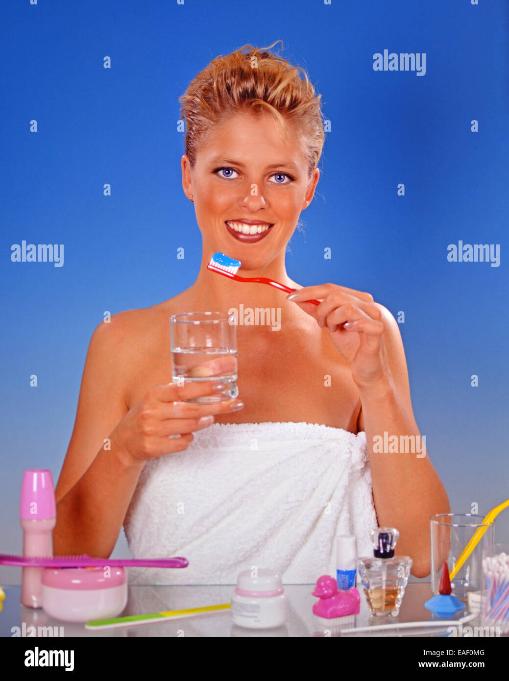 Donna bionda pulire i suoi denti Foto Stock