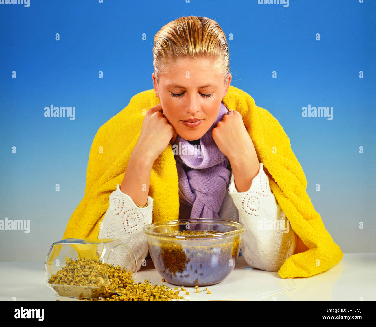 Donna bionda prende un freddo e canna fumaria vasca da bagno Foto Stock