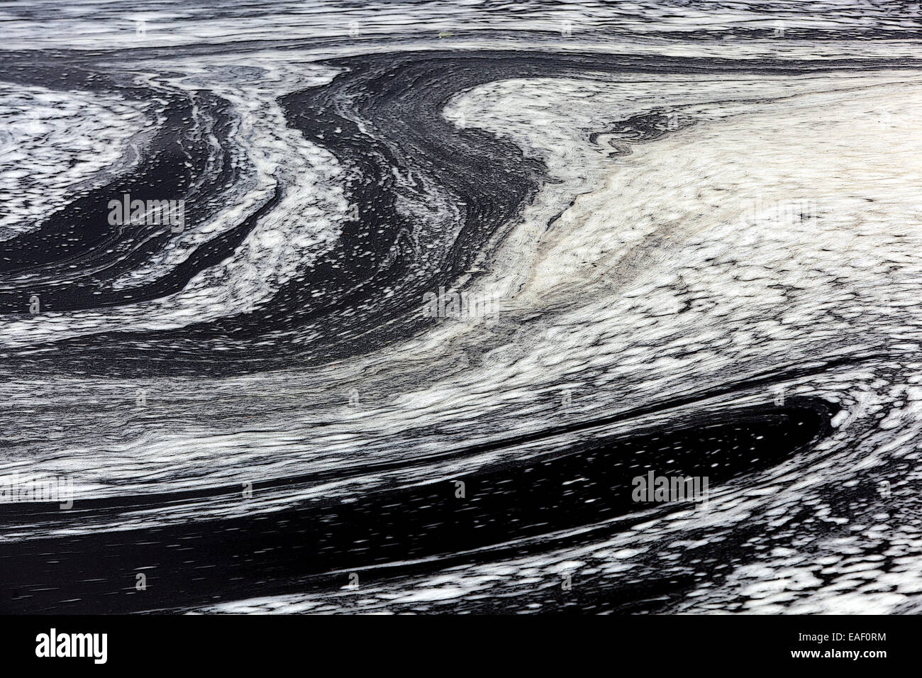 La schiuma a livello del fiume formando ornamenti decorativi e motivi, fondo astratto flusso acqua astratta Foto Stock