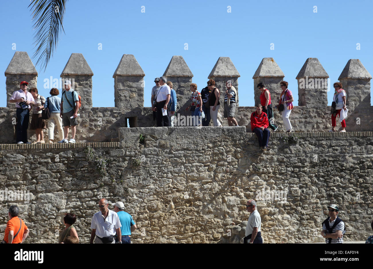 I turisti in visita a Vejer de la Frontera Cadice Andalusia Spagna. Vejer de la Frontera è uno dei villaggio bianco (Pueblos Blancos) Foto Stock