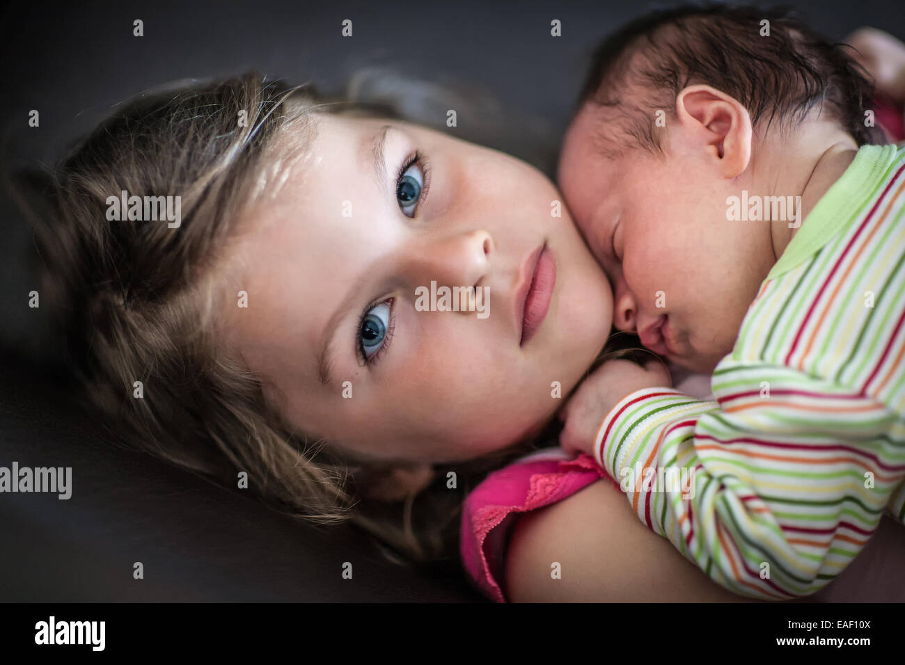 Bambina coccole sorella del neonato Foto Stock