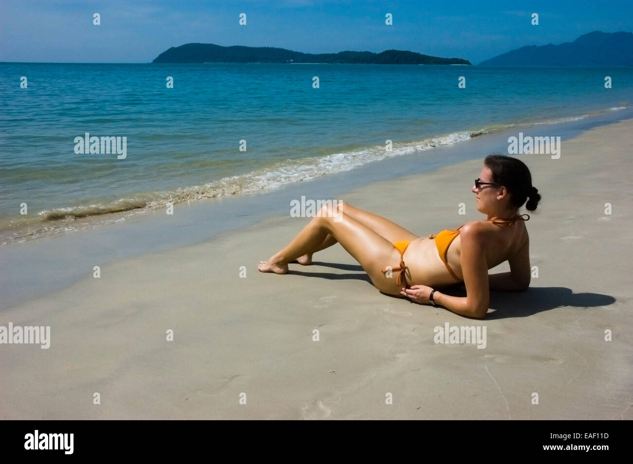Giovane donna in bikini su una spiaggia Foto Stock
