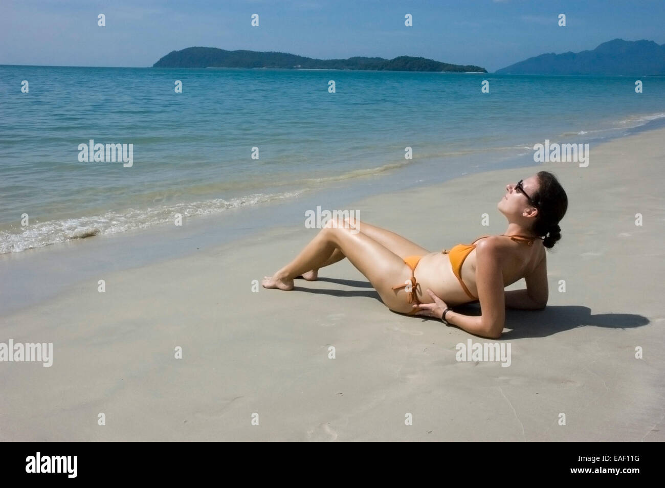 Giovane donna in bikini su una spiaggia Foto Stock