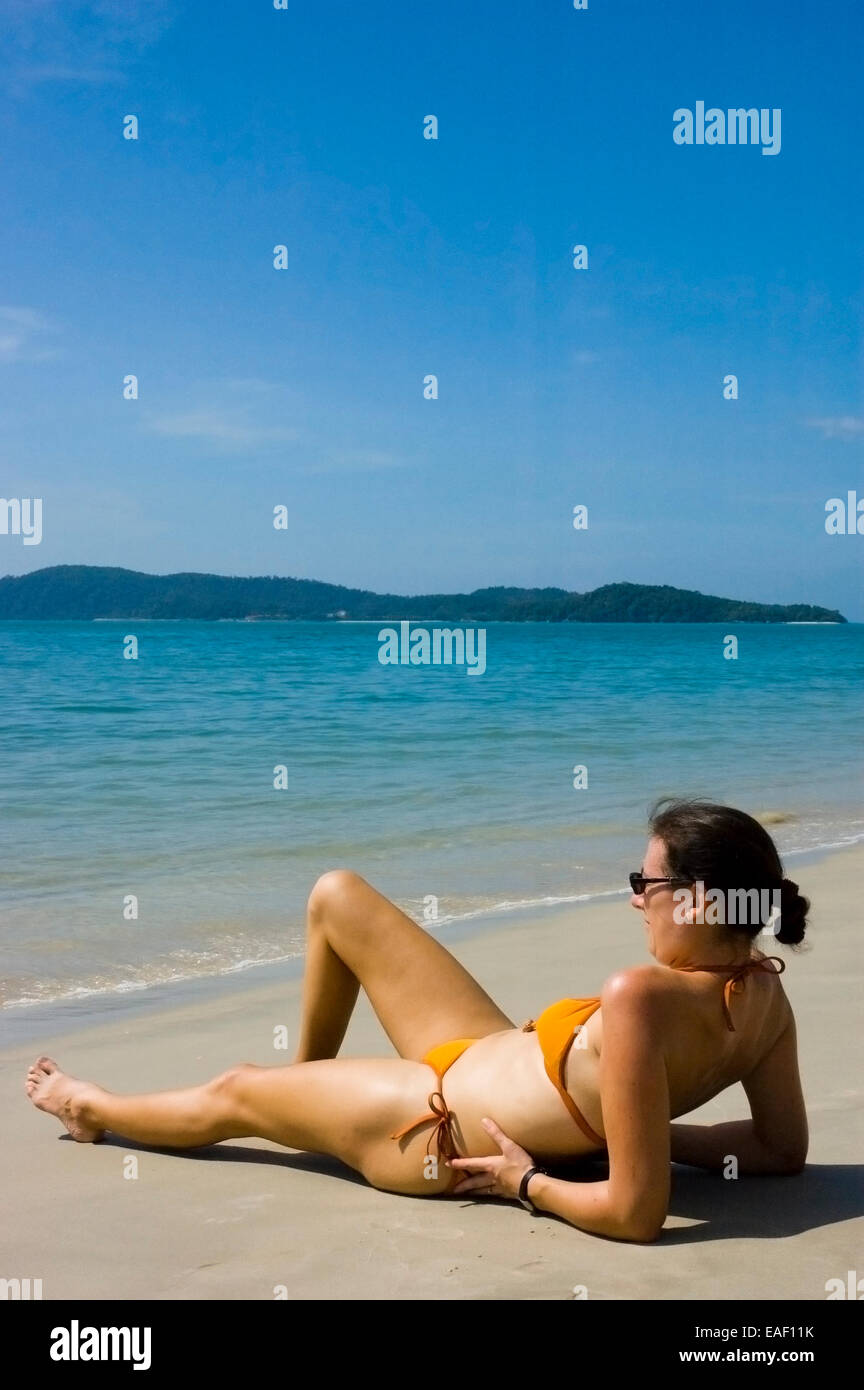 Giovane donna in bikini su una spiaggia Foto Stock