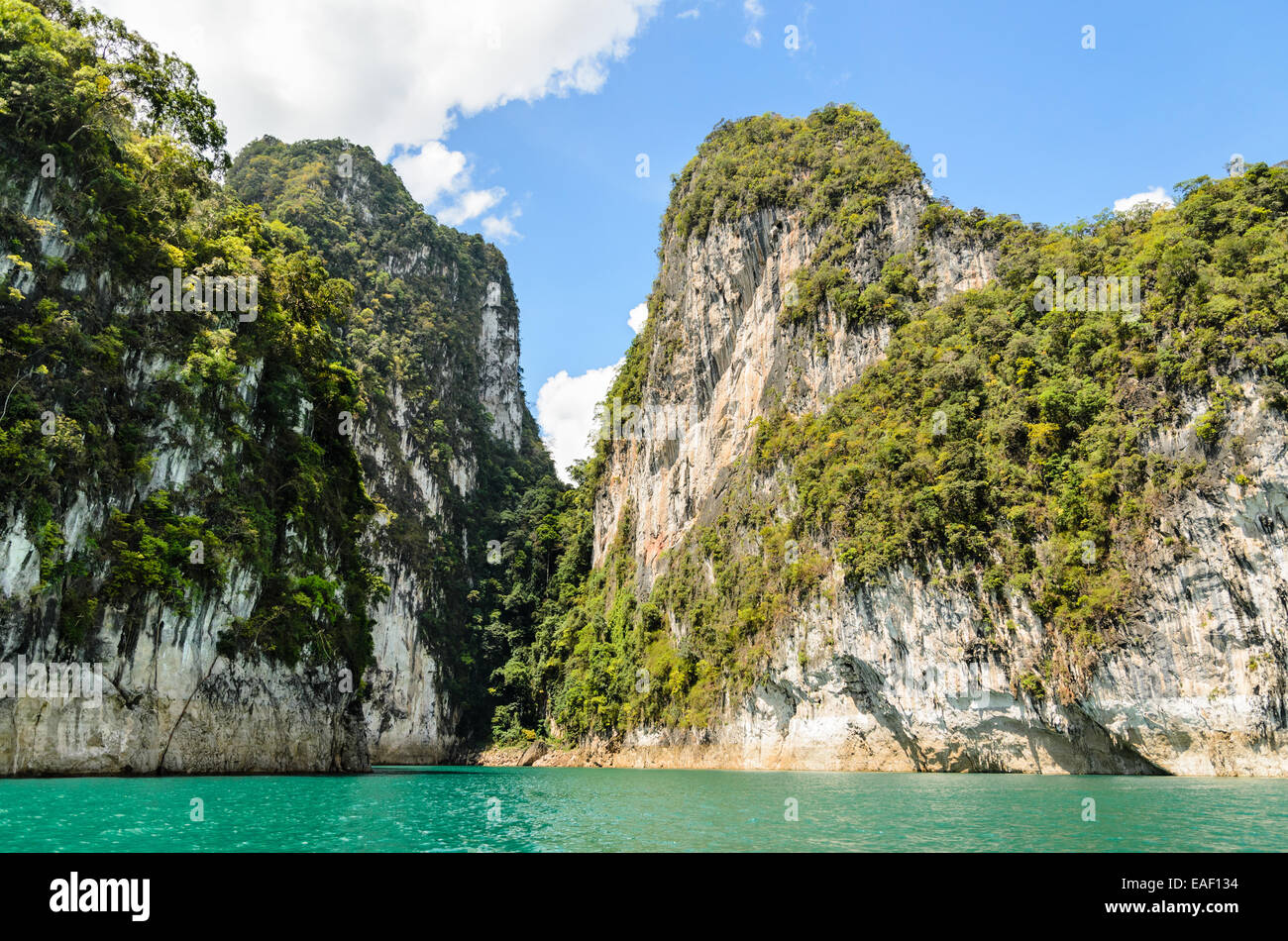 Bellissima isola circondata da acqua, attrazioni naturali a Ratchapapha dam in Khao Sok National Park, Surat Thani provincia, GU Foto Stock