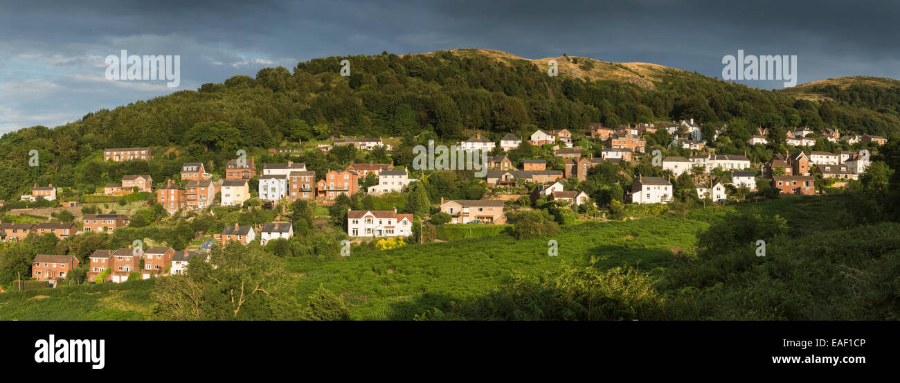 Case di West Malvern sul lato della Malvern Hills al tramonto Foto Stock