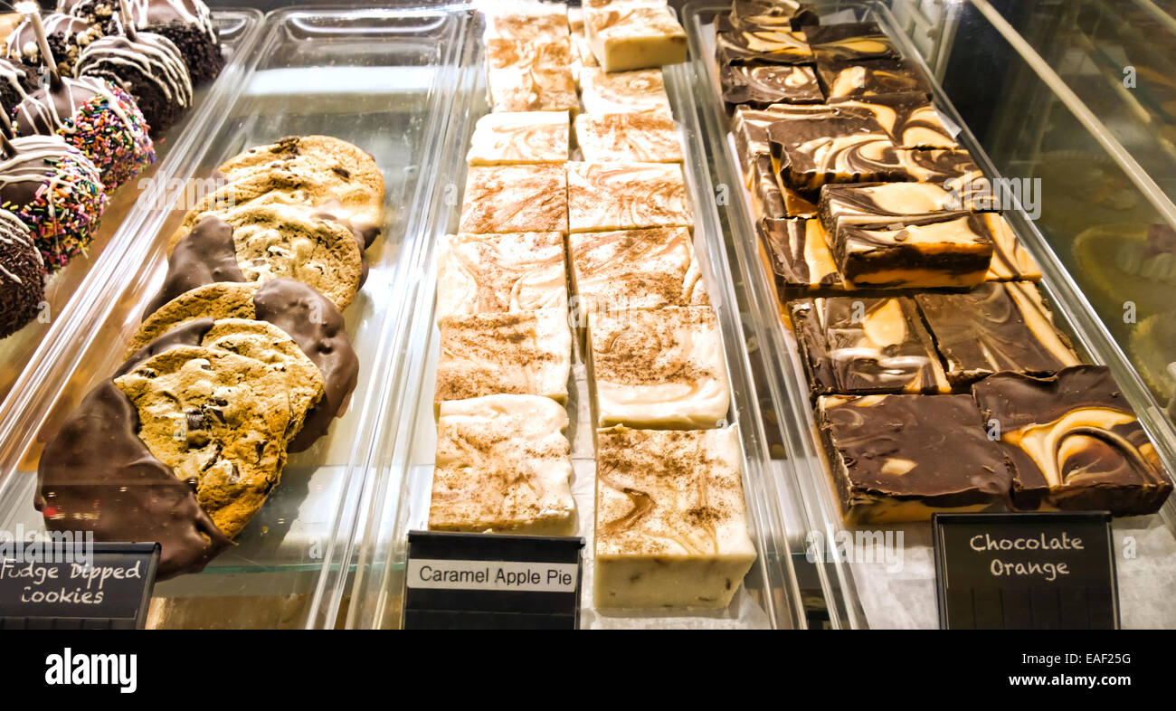 I dessert in un caso in una pasticceria Foto Stock