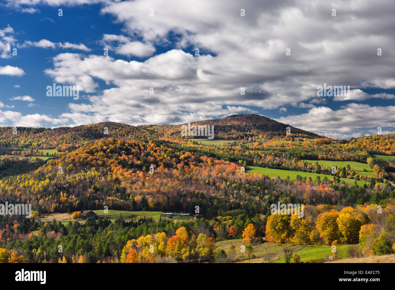 Barnet centro valle con le colline con alberi in Autunno colori Vermont USA con le nuvole Foto Stock