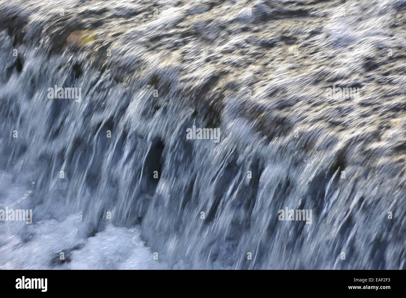 L'acqua che cade su una sporgenza in corrispondenza di uno stramazzo a Bedford, Inghilterra Foto Stock