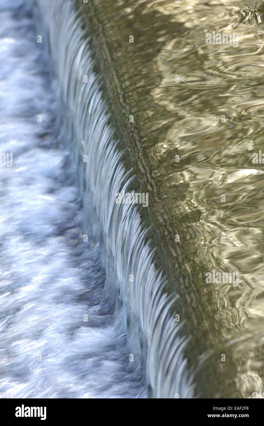 L'acqua che cade su una sporgenza in corrispondenza di uno stramazzo a Bedford, Inghilterra Foto Stock