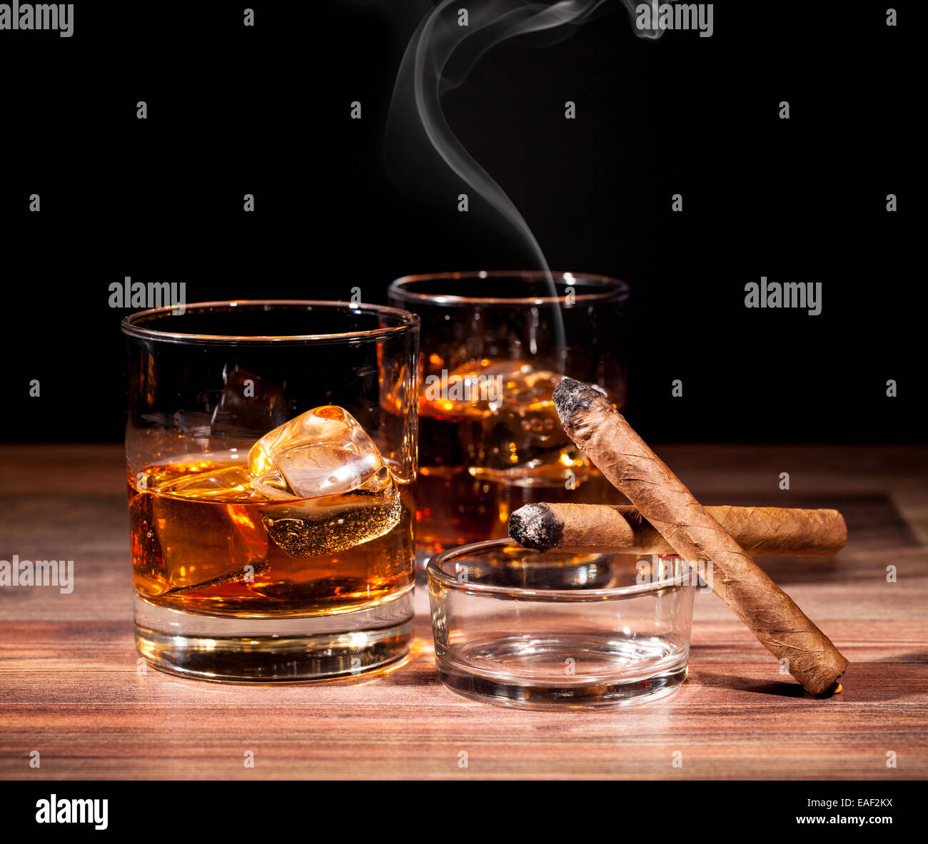 Whiskey drink con il fumo di sigaro sul tavolo di legno Foto Stock