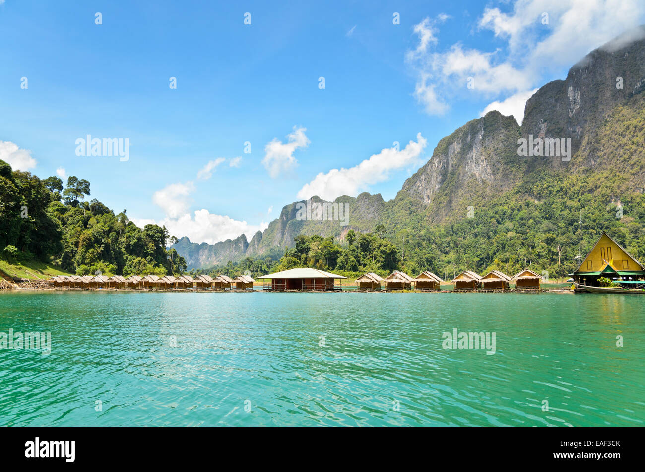 Piccolo bungalow fatti di bambù flottanti. Circondato da montagne e acqua nella diga di Ratchaprapha, Khao Sok National Park, Surat Tha Foto Stock