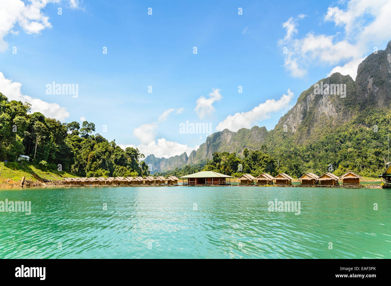 Piccolo bungalow fatti di bambù flottanti. Circondato da montagne e acqua nella diga di Ratchaprapha, Khao Sok National Park, Surat Tha Foto Stock