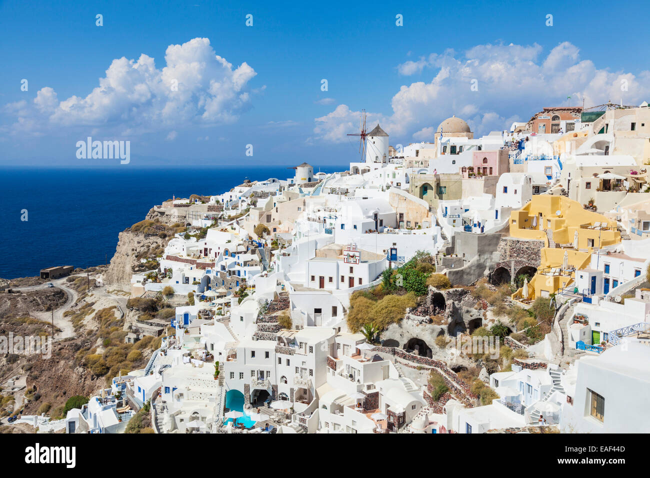 Mulino a vento & case bianche nel villaggio di Oia - Santorini, SANTORINI, CICLADI, isole greche, Grecia, Unione Europea, Europa Foto Stock