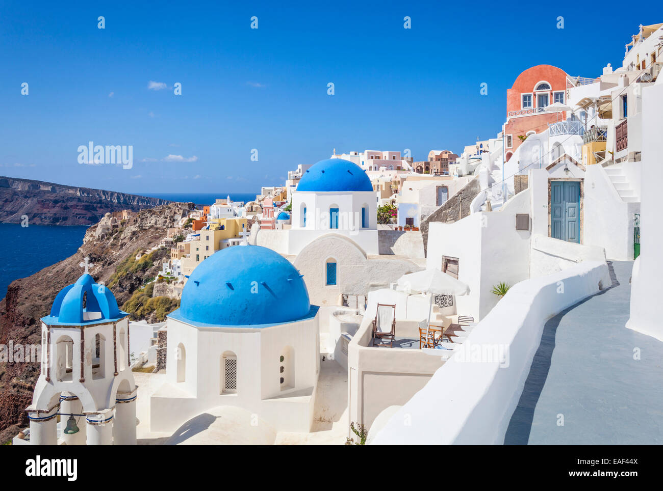 Case bianche e le cupole blu nel villaggio di Oia - Santorini, SANTORINI, CICLADI, isole greche, Grecia, Unione Europea, Europa Foto Stock