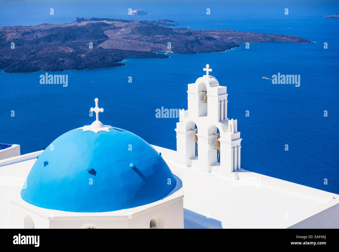 Cupola blu di San Gerasimos chiesa, Firostefani, Fira, Santorini, SANTORINI, CICLADI, il Mare Egeo, Grecia, Unione Europea, Europa Foto Stock