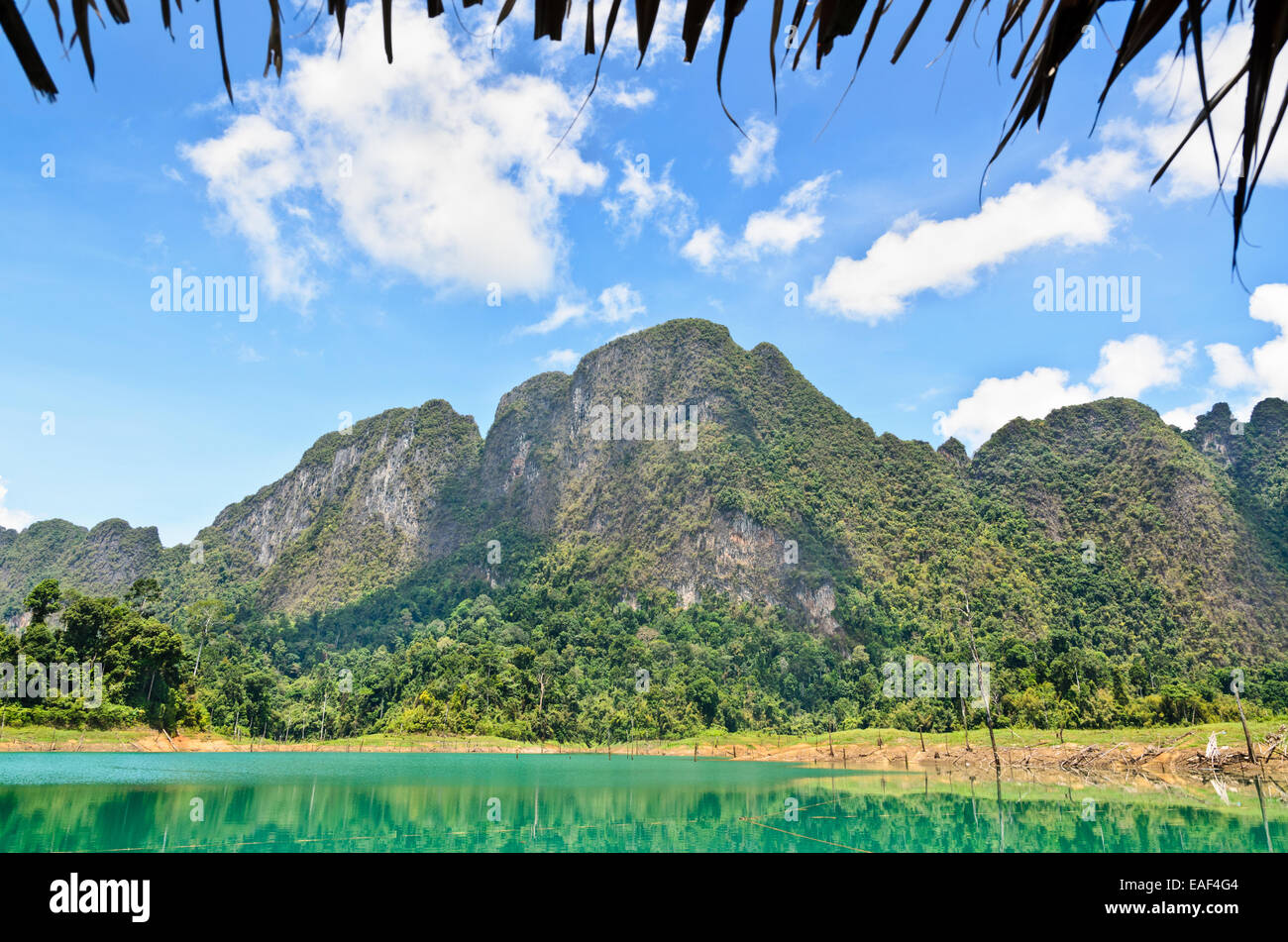 Alta gamma della montagna sopra il lago verde vista dal bungalow a Ratchapapha dam in Khao Sok National Park, Surat Thani provincia, Foto Stock