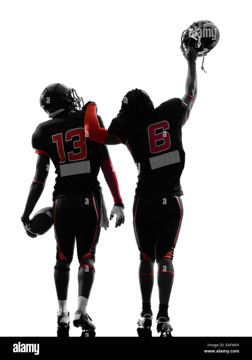 Due american football giocatori a piedi,vista posteriore in silhouette ombra su sfondo bianco Foto Stock
