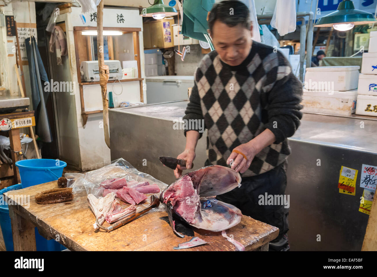 Uomo taglio di testa di tonno, il Mercato del Pesce di Tsukiji, Tokyo, Giappone Foto Stock
