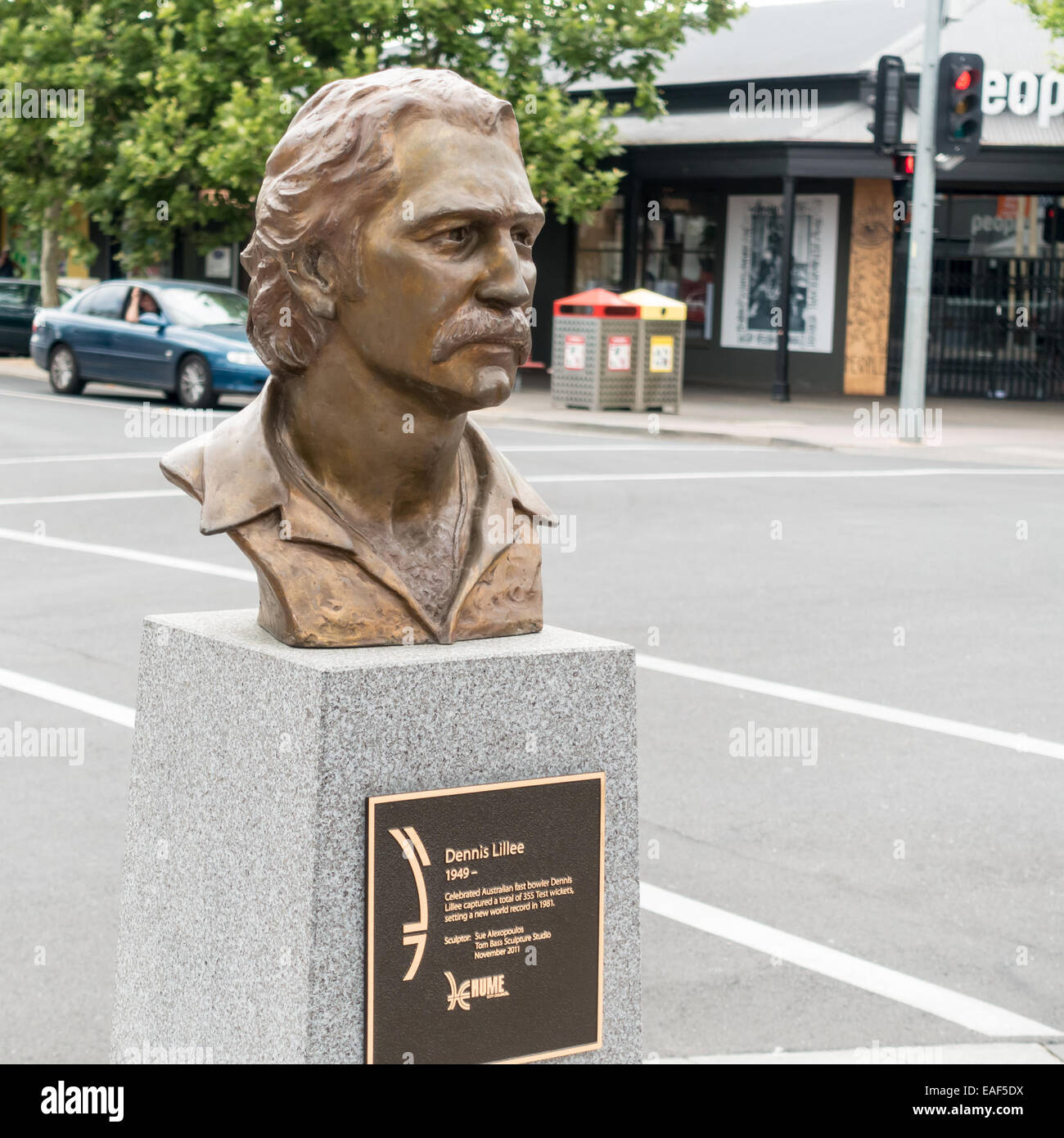 Busto in bronzo di Dennis Lillee, famoso australiano cricketer. La street art di commemorazione Sunbury come la casa del The Ashes Cricket con Foto Stock