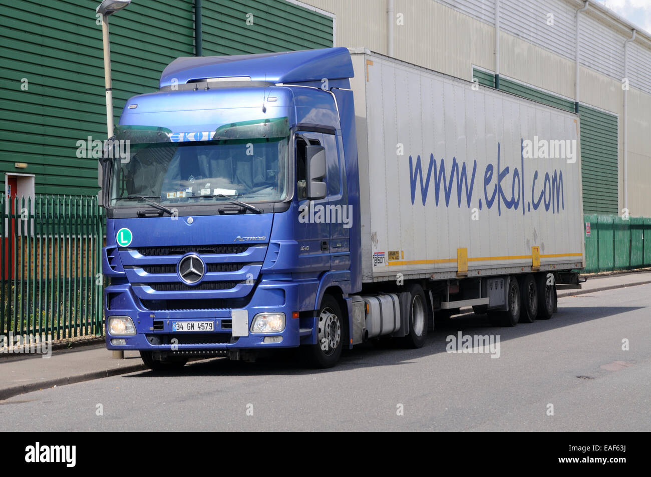 Una Mercedes Actros 1848 unità a trattore ed il rimorchio con la livrea del vettore turco Ekol di Leicester, Leicestershire, Inghilterra Foto Stock