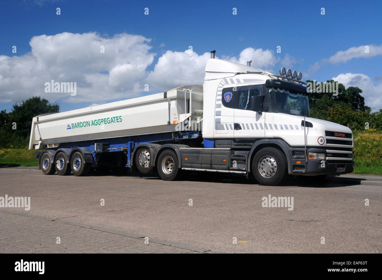 Un Scania 124L 470 unità a trattore ed il rimorchio in aggregati Bardon livrea a Leicester, Leicestershire, Inghilterra Foto Stock