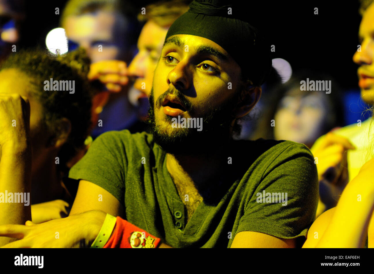 BENICASIM, Spagna - 19 Luglio: Un uomo arabo dal pubblico orologi un concerto presso la FIB. Foto Stock