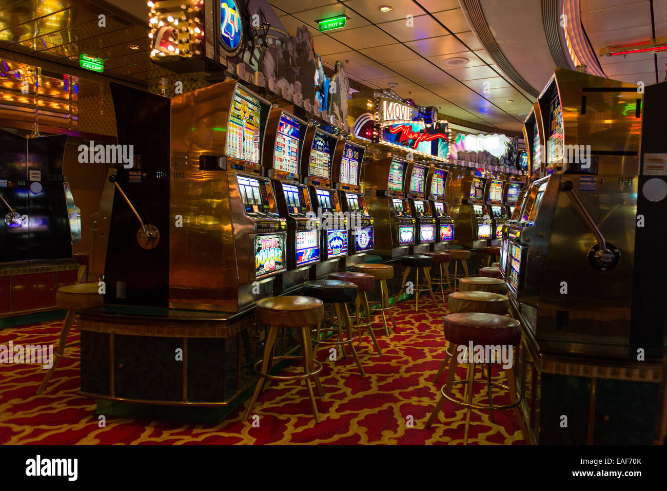 Le Slot Machines in un casino su una nave da crociera (avventura dei mari  da Royal Caribbean International la flotta Foto stock - Alamy