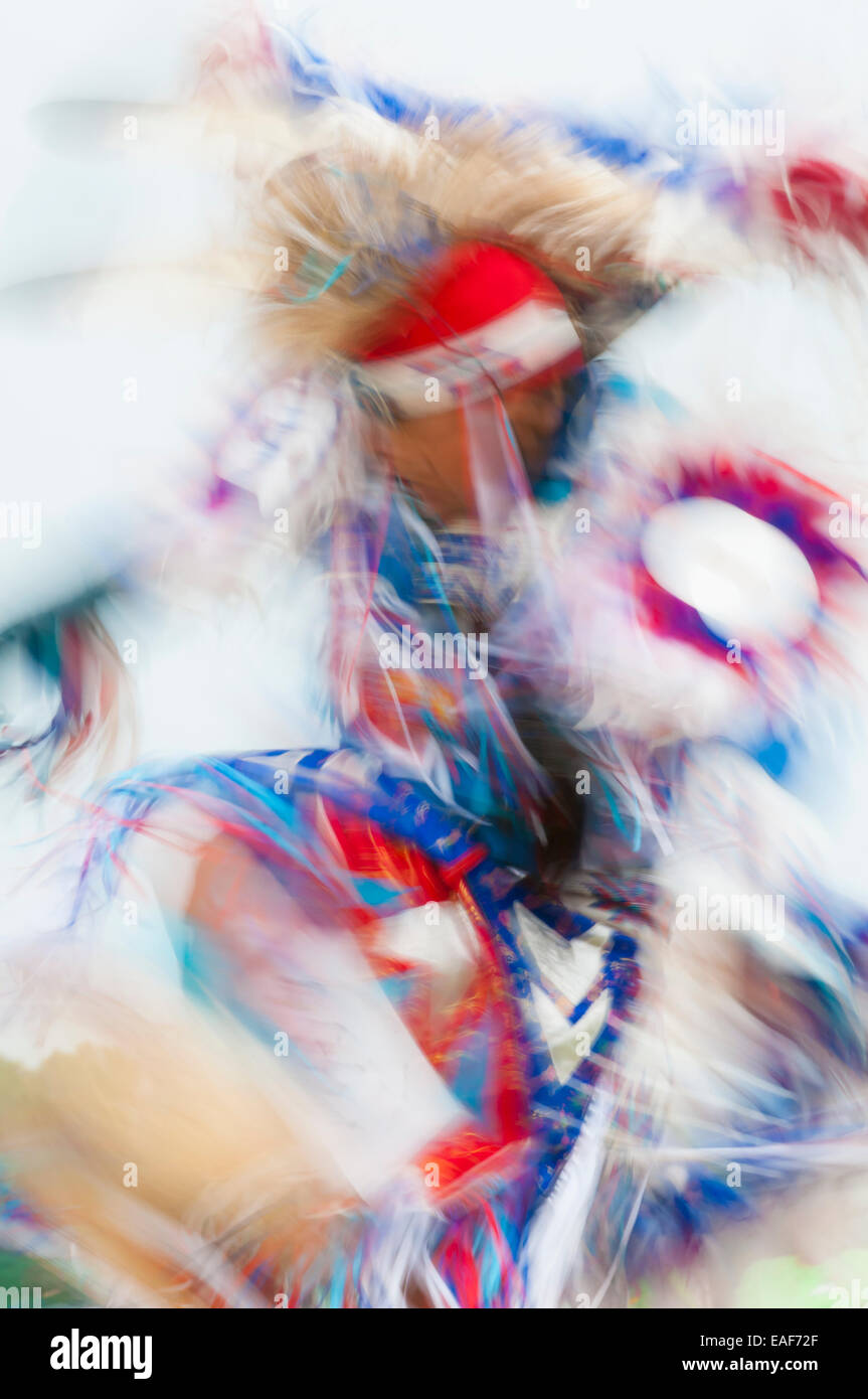 Ballerino di fantasia, Pow-wow, motion blur, Rocky Mountain House National Historic Site, Alberta, Canada Foto Stock