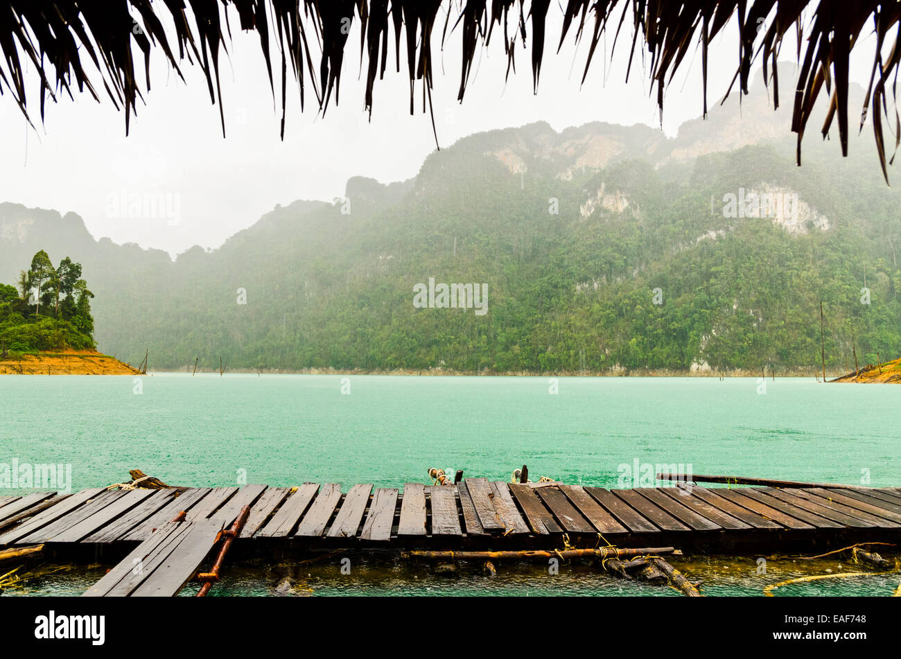 Montagna e del fiume di fronte al rifugio mentre pioveva nella diga di Ratchaprapha in Khao Sok National Park, Surat Thani Provincia, Th Foto Stock