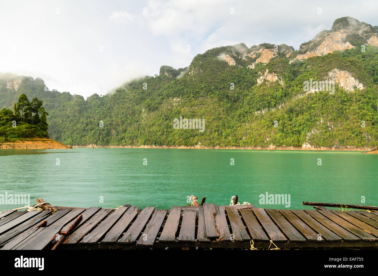 Montagna e del fiume di fronte al rifugio mentre pioveva nella diga di Ratchaprapha in Khao Sok National Park, Surat Thani Provincia, Th Foto Stock