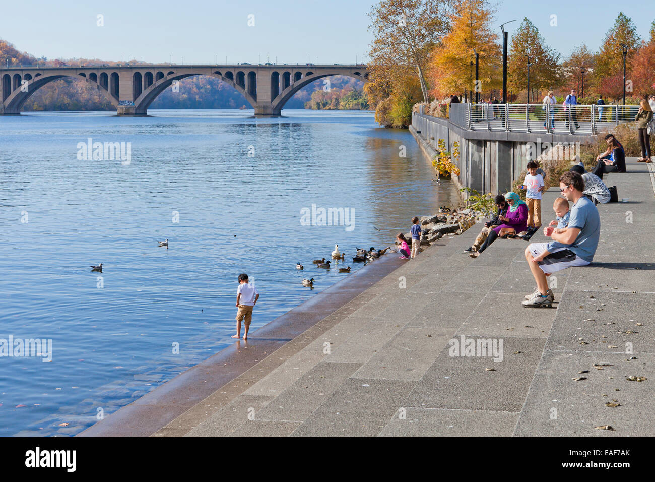 I bambini e le famiglie a giocare a Georgetown waterfront - Washington DC, Stati Uniti d'America Foto Stock