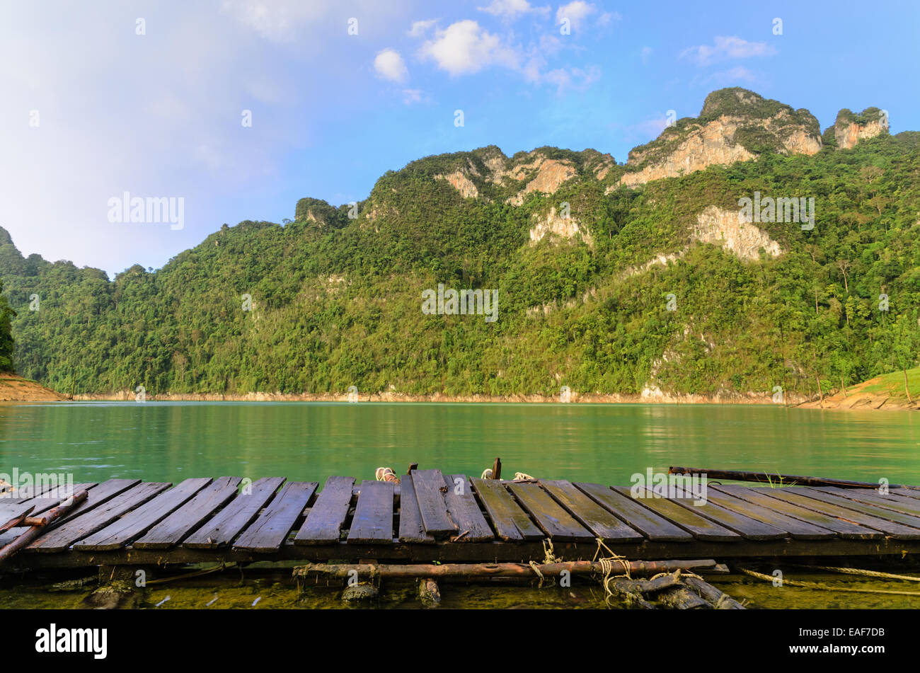 Belle montagne e il fiume dopo la pioggia nella diga di Ratchaprapha in Khao Sok National Park, Surat Thani Provincia, Thailandia Foto Stock