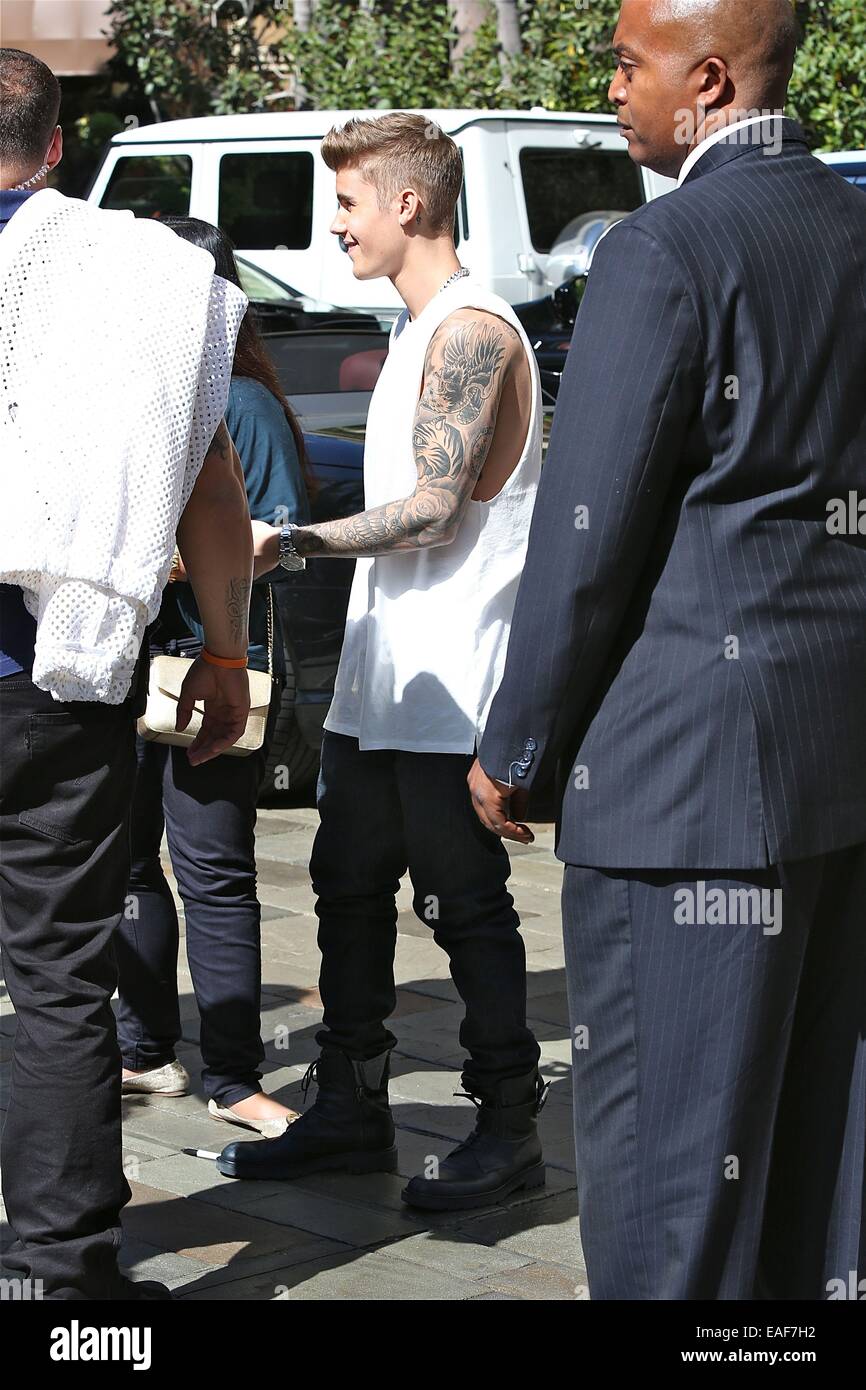 Justin Bieber in bianco net ponticello, jeans e nero stivali da combattimento lascia il Four Seasons su Giornata della madre con: Justin Bieber dove: Los Angeles, California, Stati Uniti quando: 11 Maggio 2014 Foto Stock